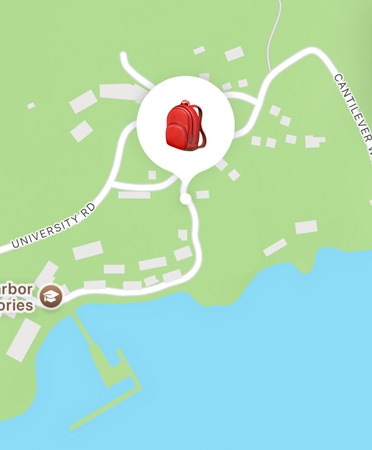 Функцията Намери чрез сателит в процес на използване, показваща местоположението на човек в планината