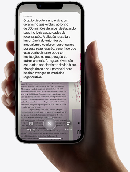 Mão segurando um iPhone 16e que mostra os resultados de um texto resumido usando a inteligência visual.