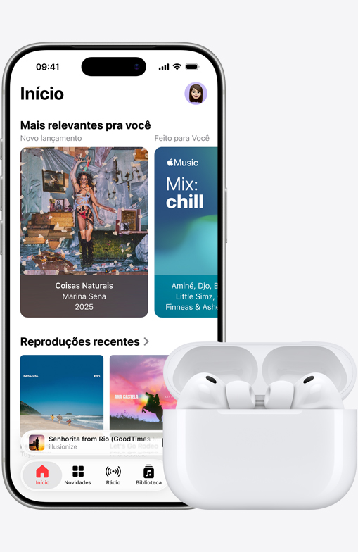Parte da frente do iPhone 17 Pro, com a tela de início do app Apple Music, ao lado, os AirPods Pro 3 em um estojo de recarga MagSafe aberto