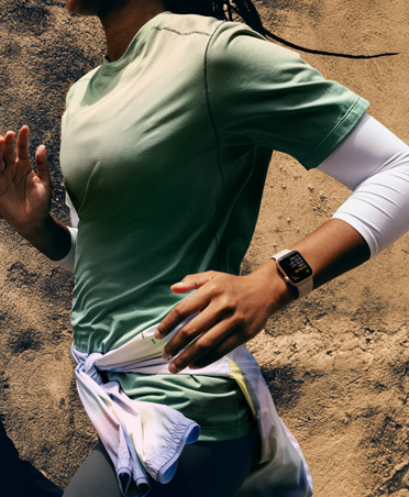 Workout Buddy envoie des messages à une personne suivant son entraînement de course sur Apple Watch SE 3