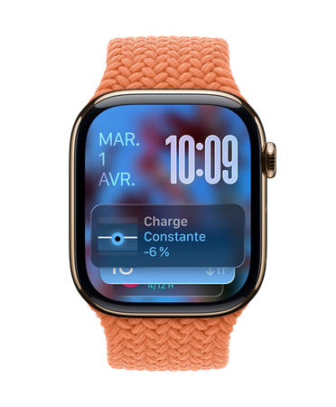 Apple Watch en titane or assortie d’un bracelet tressé tangerine, la date figure dans le coin supérieur gauche du cadran et l’heure en chiffres dans le coin supérieur droit, le widget Charge d’entraînement se trouve en bas, tout s’affiche en Liquid Glass translucide