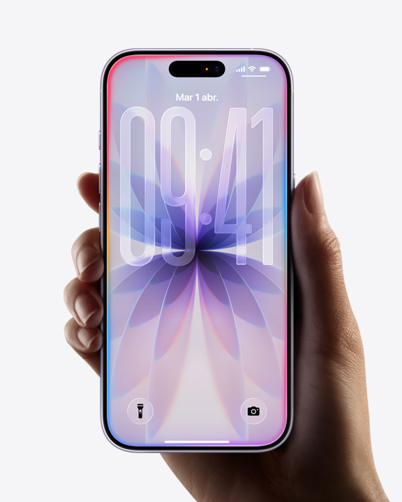 La mano de una persona sostiene un iPhone 17 con diseño todo pantalla, la pantalla bloqueada muestra el borde de Liquid Glass