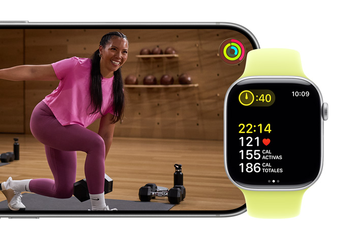 Un Apple Watch Series 11 registra un entrenamiento mientras un iPhone reproduce un video de entrenamiento de Fitness+