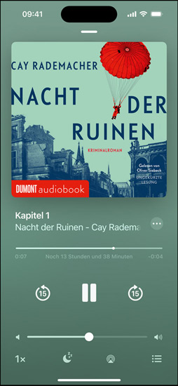 iPhone Bildschirm mit einem Hörbuch. Unterhalb des Covers befindet sich die Wiedergabesteuerung, einschließlich einer Wiedergabetaste, eines Lautstärkereglers und der Tasten zum Vor‑ und Zurückspulen