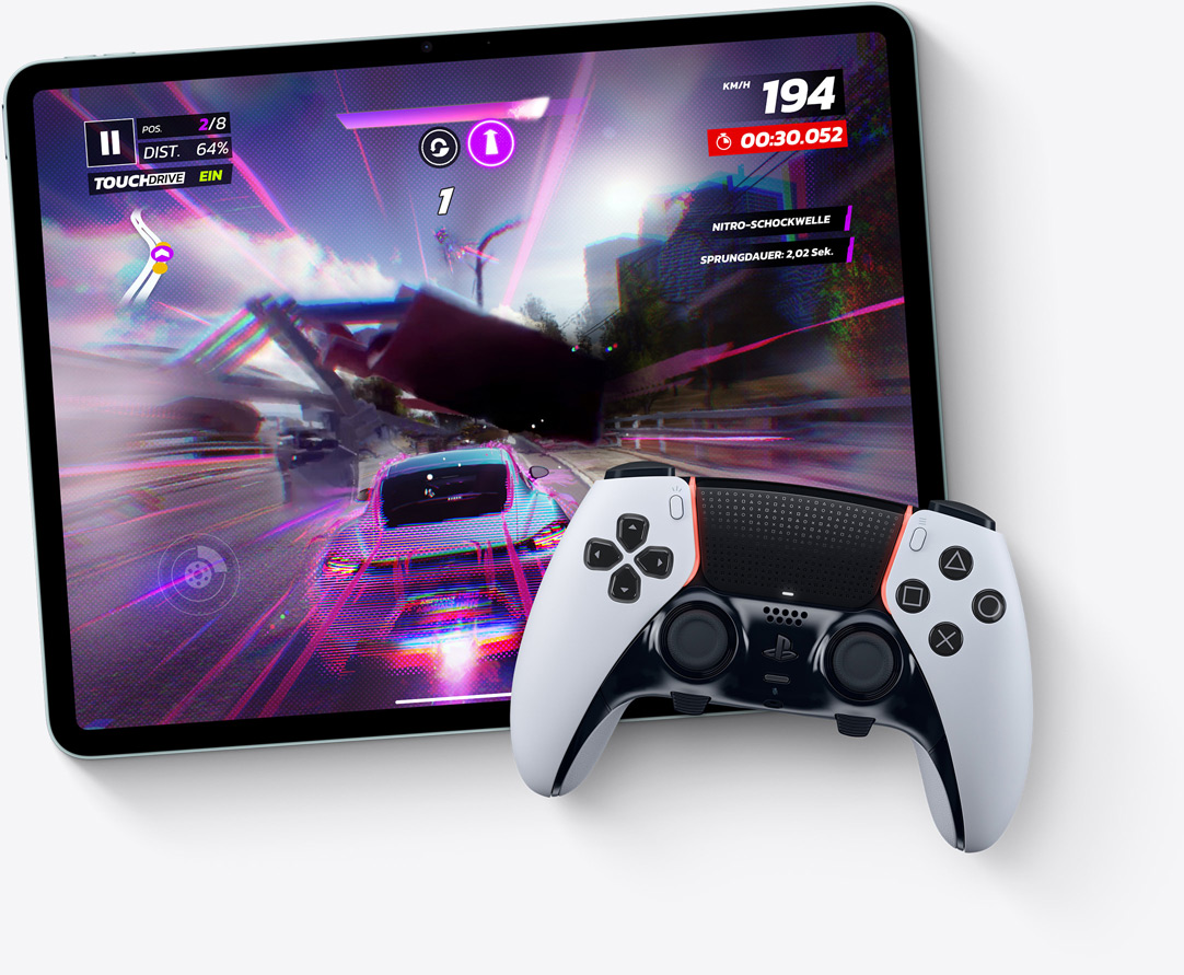 Ein iPad Air im Querformat, der Bildschirm zeigt das Videospiel Asphalt Legends Unite, und ein Playstation Controller