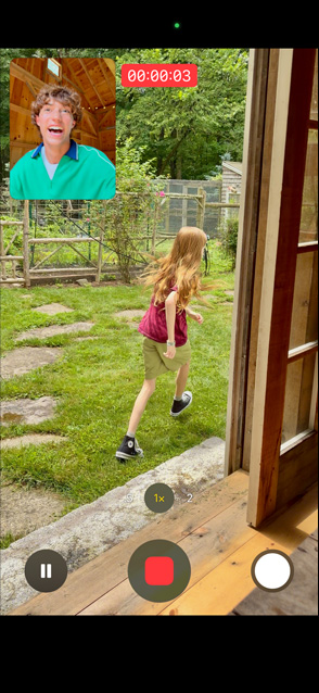 iPhone 17 ekraan, millel on esi- ja tagakaamera dual capture'iga jäädvustatud video noorest tüdrukust jooksmas, mil mees vaatab