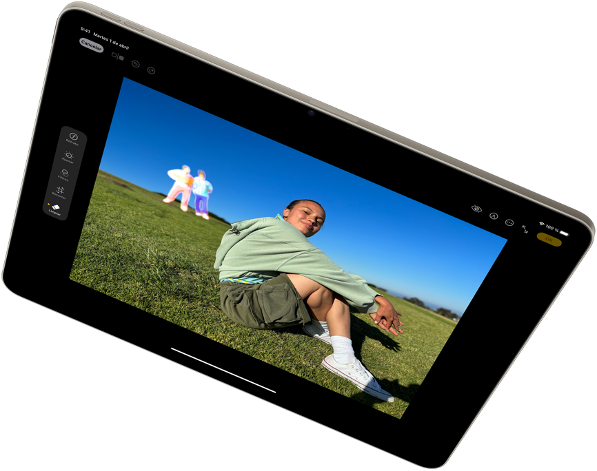 iPad Air en horizontal que muestra Apple Intelligence con la herramienta Limpieza en la app Fotos