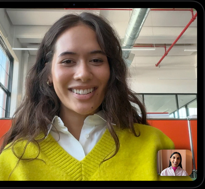 iPad Pro, orientation paysage, face avant, noir sidéral, angles arrondis, cadre d’écran noir, écran affichant Apple TV+ en train de diffuser une scène du film original Apple TV+ Highest 2 Lowest avec ASAP Rocky dans le rôle de Yung Felon en train de rapper dans un micro