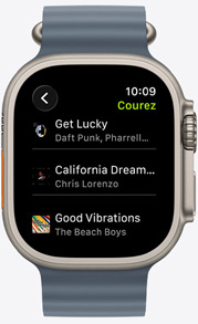 Écran d’Apple Watch affichant une playlist Fitness+ avec des morceaux de The Weeknd, Skrillex, Justin Bieber et Shawn Mendes