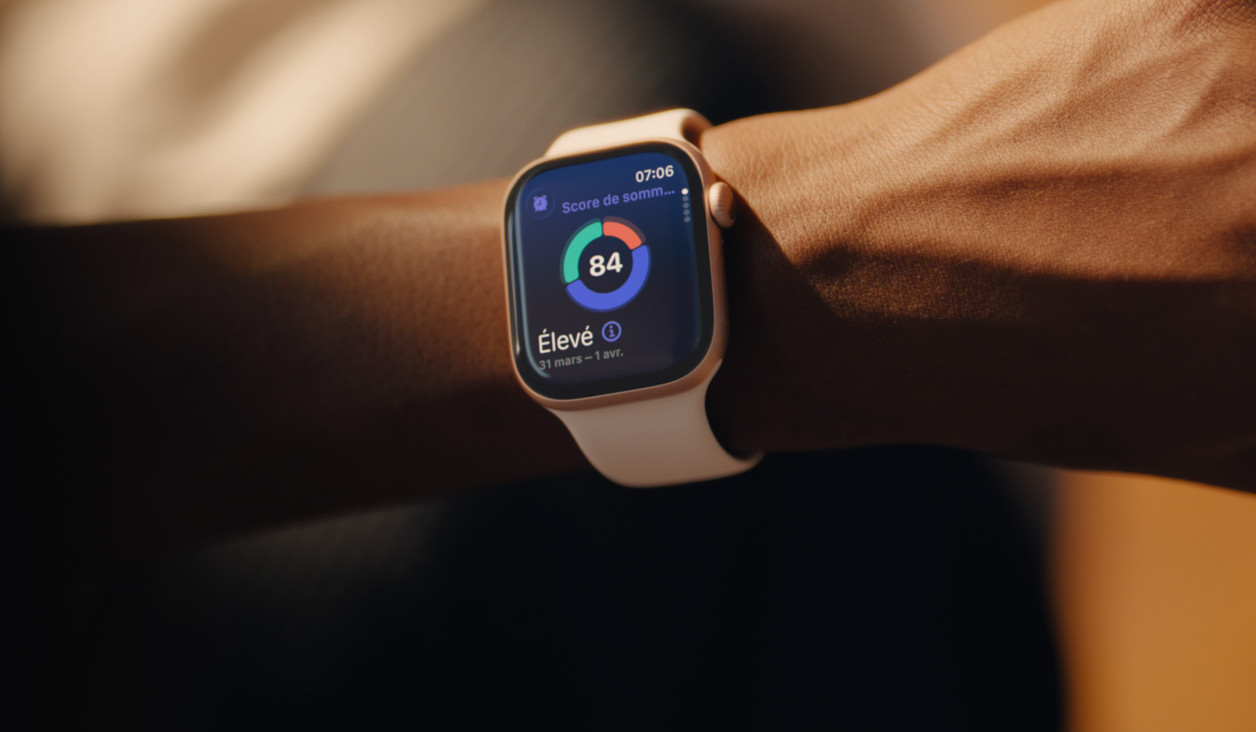 Une personne reçoit une notification d’hypertension possible sur l’Apple Watch Series 11