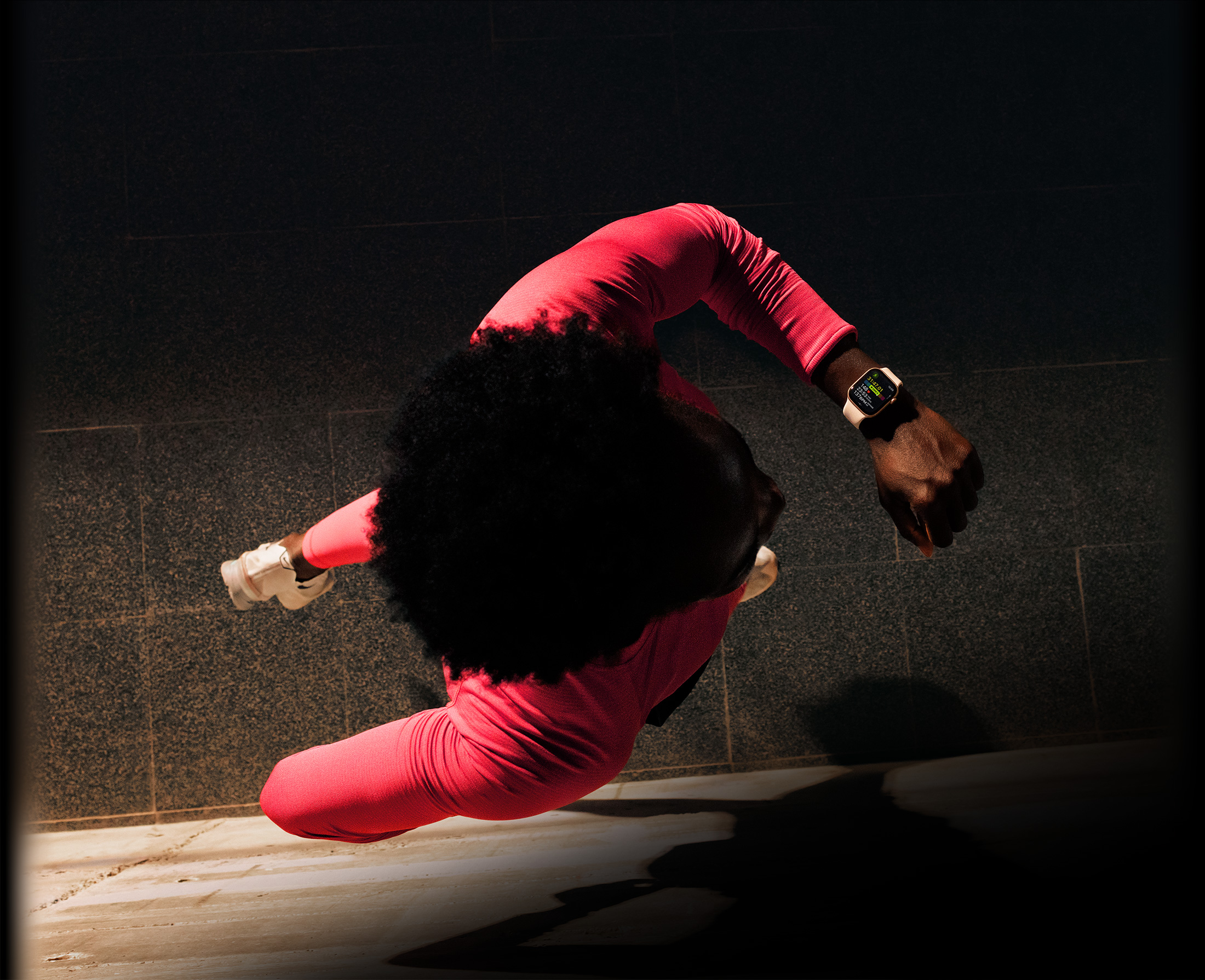 Seseorang memeriksa kemajuan di aplikasi Olahraga di Apple Watch Series 11 sambil berlari