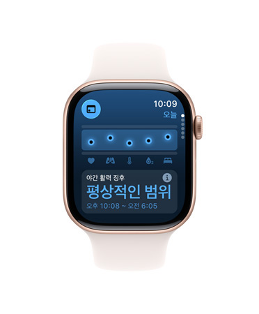 ‘활력 징후’ 앱, 건강 점수 차트, 보통의 야간 활력 징후 알림이 나와 있고 오른쪽 옆면 외관에 Digital Crown이 보이는 로즈 골드 색상 알루미늄 케이스의 Apple Watch Series 11, 그리고 라이트 블러시 스포츠 밴드