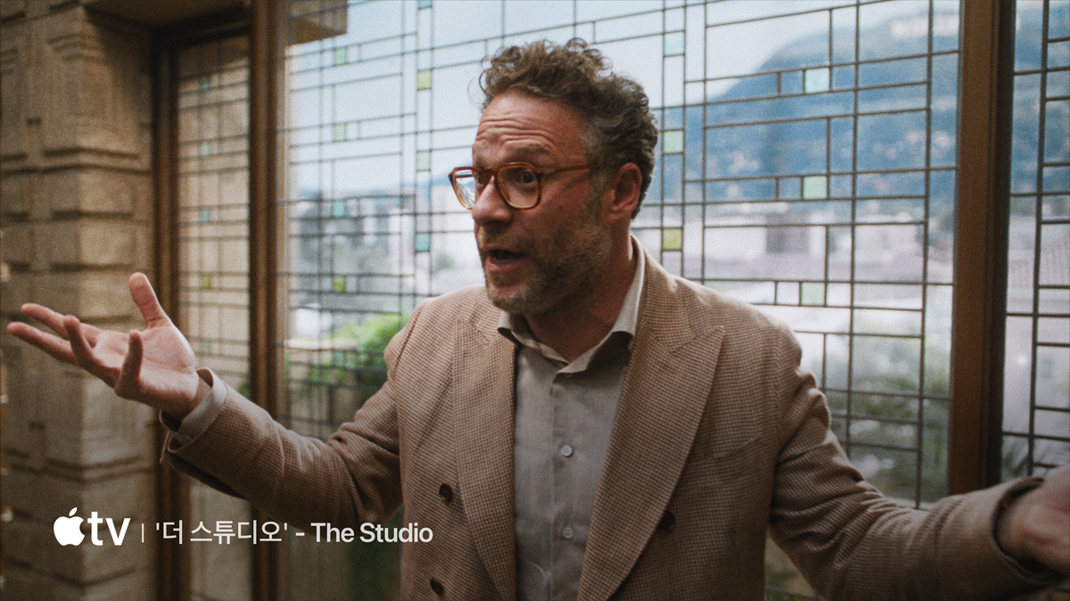 평면 TV에서 Apple TV+프로그램의 동영상을 보여주는 이미지.