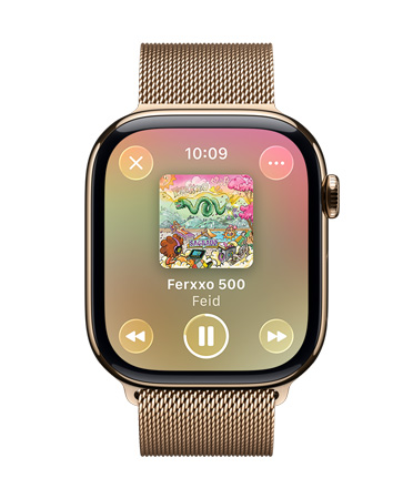 Apple Watch de titanio color oro con una correa estilo milanés, en cuya pantalla se ve la reproducción de una canción en Apple Music, así como el diseño translúcido de los controles en Liquid Glass