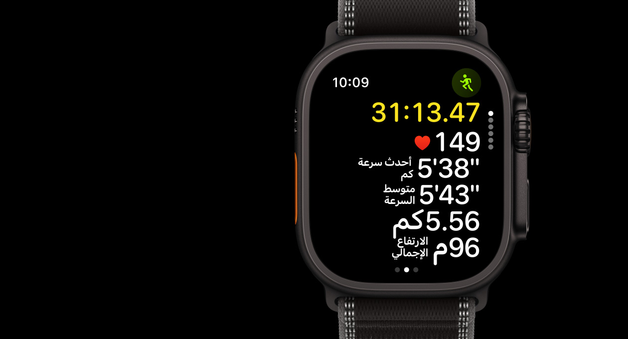 ساعة Apple Watch Ultra 3، لون أسود، إطار تيتانيوم، تطبيق التمرين، تمرين الركض بالخارج، الجزء الجانبي الخارجي الأيسر، زر الإجراءات، الجزء الجانبي الخارجي الأيمن، التاج الرقمي، الزر الجانبي، حزام Loop ترايل، لون أسود/فحمي
