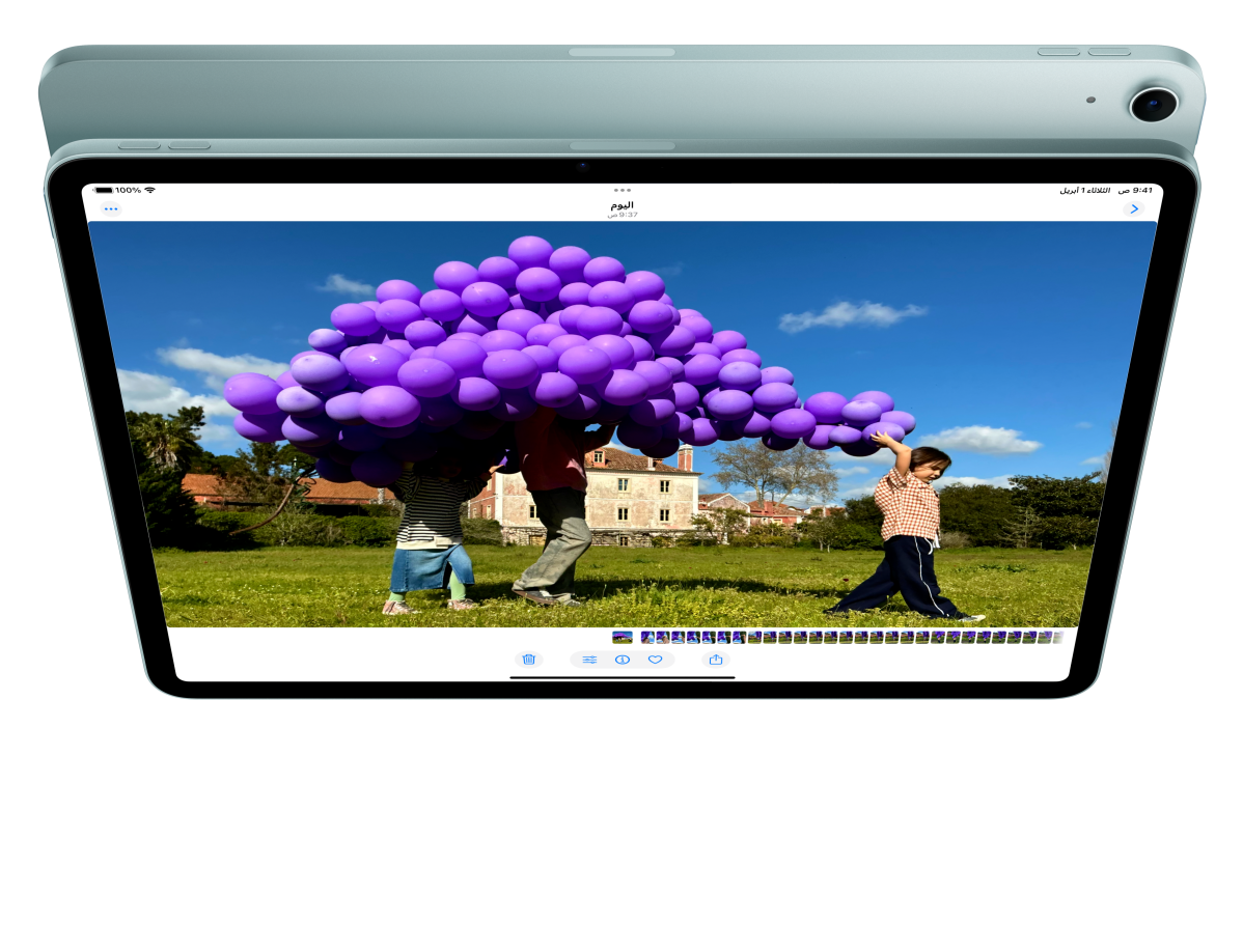 جهاز iPad Air، الجزء الأمامي الخارجي، مستخدم يُجري مكالمة فيس تايم وينظر إلى Keynote أمام جهاز iPad Air آخر، الجزء الخلفي الخارجي