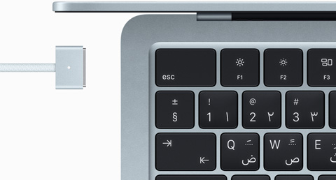 جهاز MacBook&nbsp;Air باللون الأزرق السماوي مع كابل MagSafe يتطابق لونه مع لون الجهاز