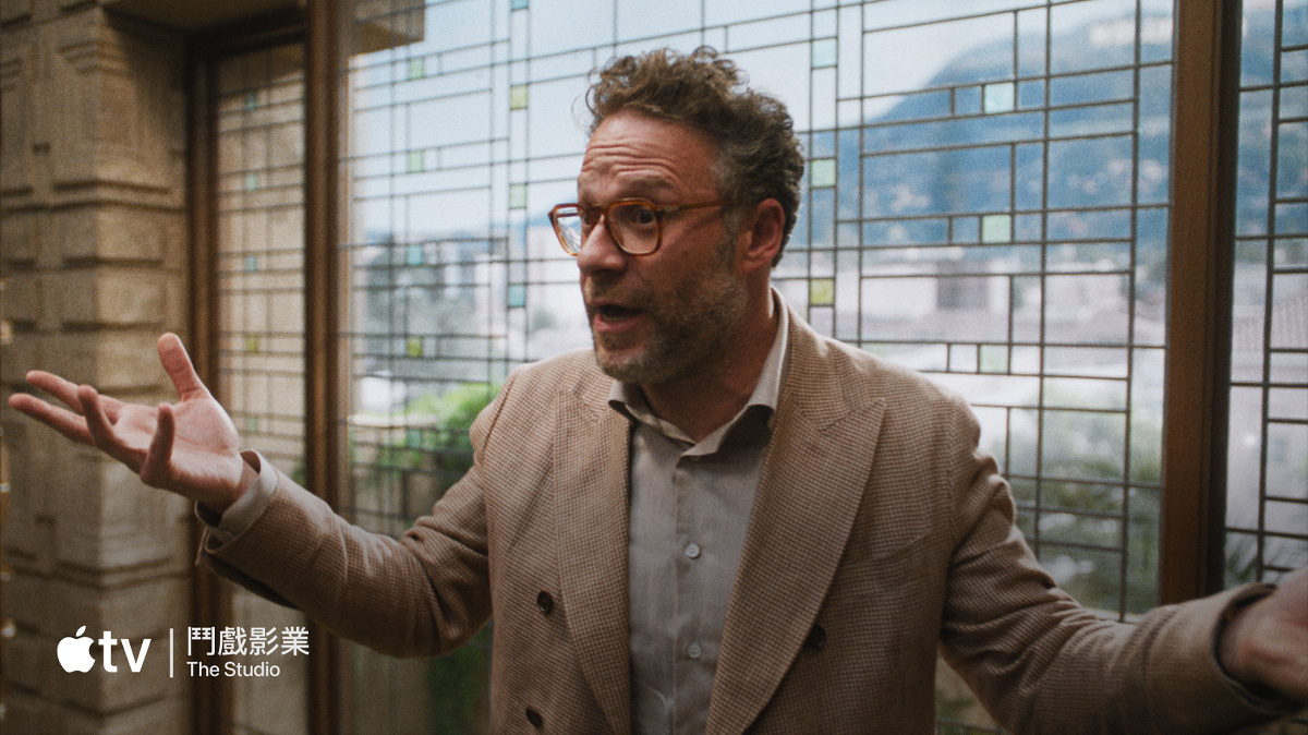 一部平面電視展示 Apple TV 節目和電影，以及 Apple Music 的靜態影像。