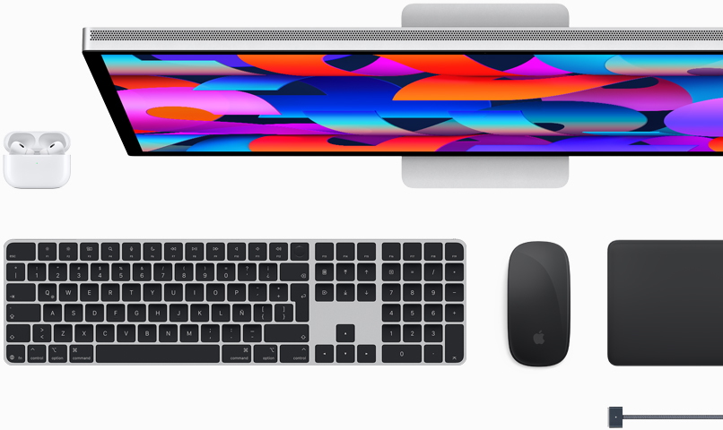 Accesorios para la Mac: AirPods, Studio Display, Magic Keyboard, Magic Mouse, Magic Trackpad y cable de carga MagSafe en color medianoche