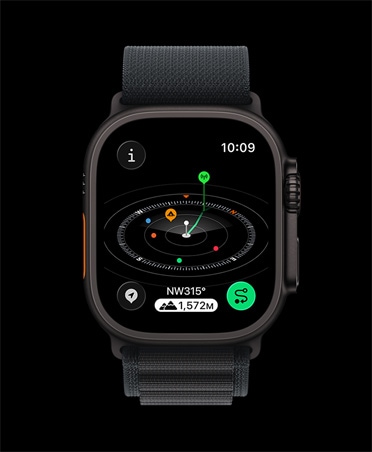 Apple Watch Ultra 3 z kopertą z tytanu w kolorze czarnym, widać aplikację Kompas, zaznaczone punkty trasy, zegarek ma opaskę Alpine w kolorze czarnym
