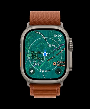 Apple Watch Ultra 3 z kopertą z tytanu w kolorze naturalnym, widać mapy offline i kolejne wskazówki, zegarek ma opaskę Alpine w kolorze terakoty