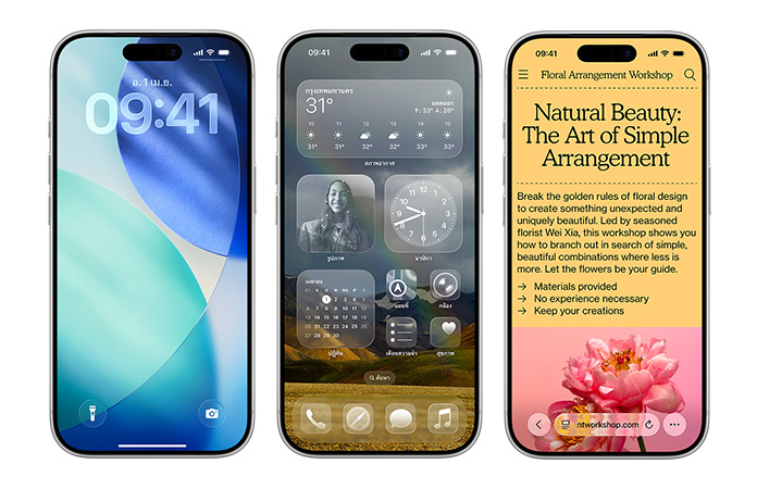 iPhone วางเรียงกัน แสดงองค์ประกอบการออกแบบใหม่ใน iOS เช่น หน้าจอล็อคพร้อมตัวเลขเวลาแบบโปร่งแสงสไตล์ Liquid Glass และหน้าจอโฮมที่มีไอคอนแอปใสแบบ Liquid Glass