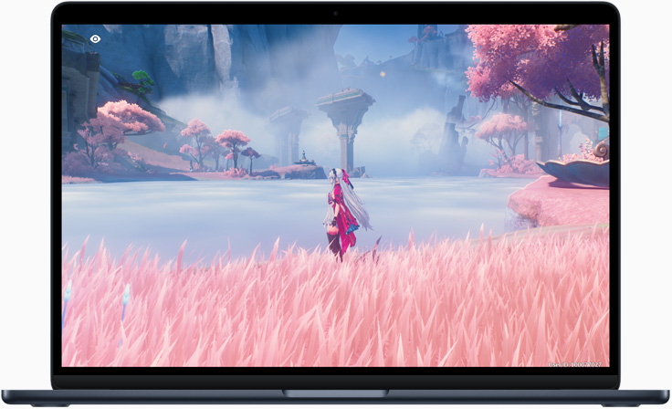 MacBook Air 螢幕顯示遊戲畫面，以展示 M4 晶片的功能