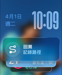 三款 Apple Watch 錶款並排陳列，中間是原色錶款，錶面顯示包含回溯功能小工具的智慧型堆疊提示；右側是曜石黑色錶款，錶面顯示體能訓練畫面；左側是玫瑰金色錶款，錶面顯示睡眠分數畫面