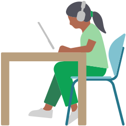 Kvinde sidder ved et skrivebord med AirPods Max på