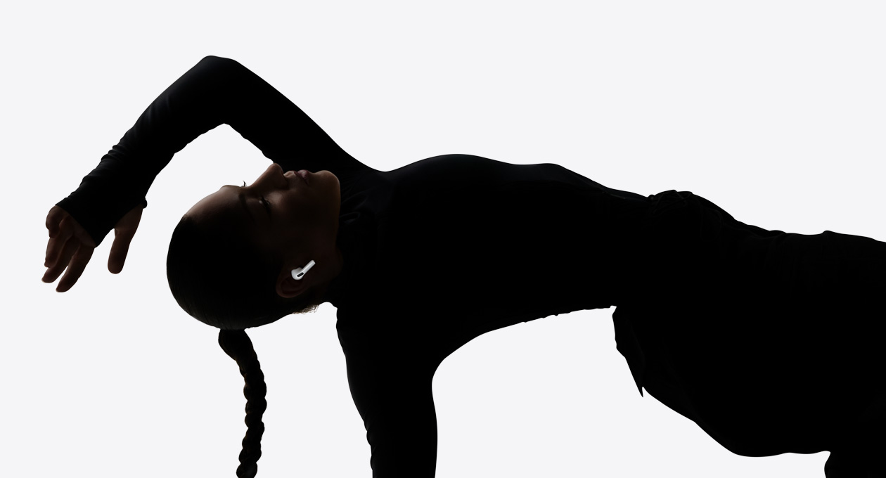 Prikaz plesačice koja u uhu ima AirPods Pro 3 i uživa u bežičnom iskustvu slušanja