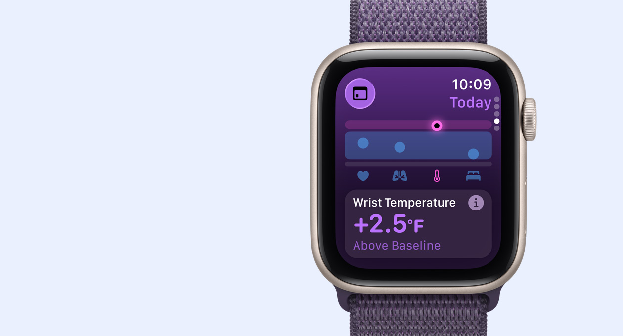 Apple Watch SE 3 med urkasse i aluminium i farven midnat, måling af håndledstemperaturen, Digital Crown i højre side og Sport Loop-rem i stålblå