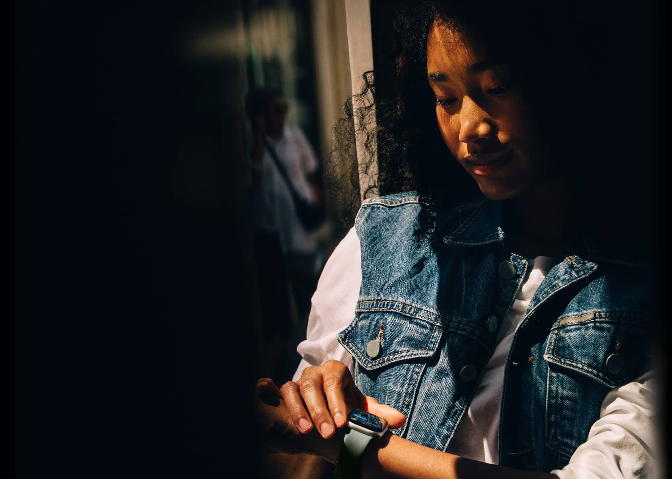 Osoba provjerava poruke na Apple Watchu Series 11