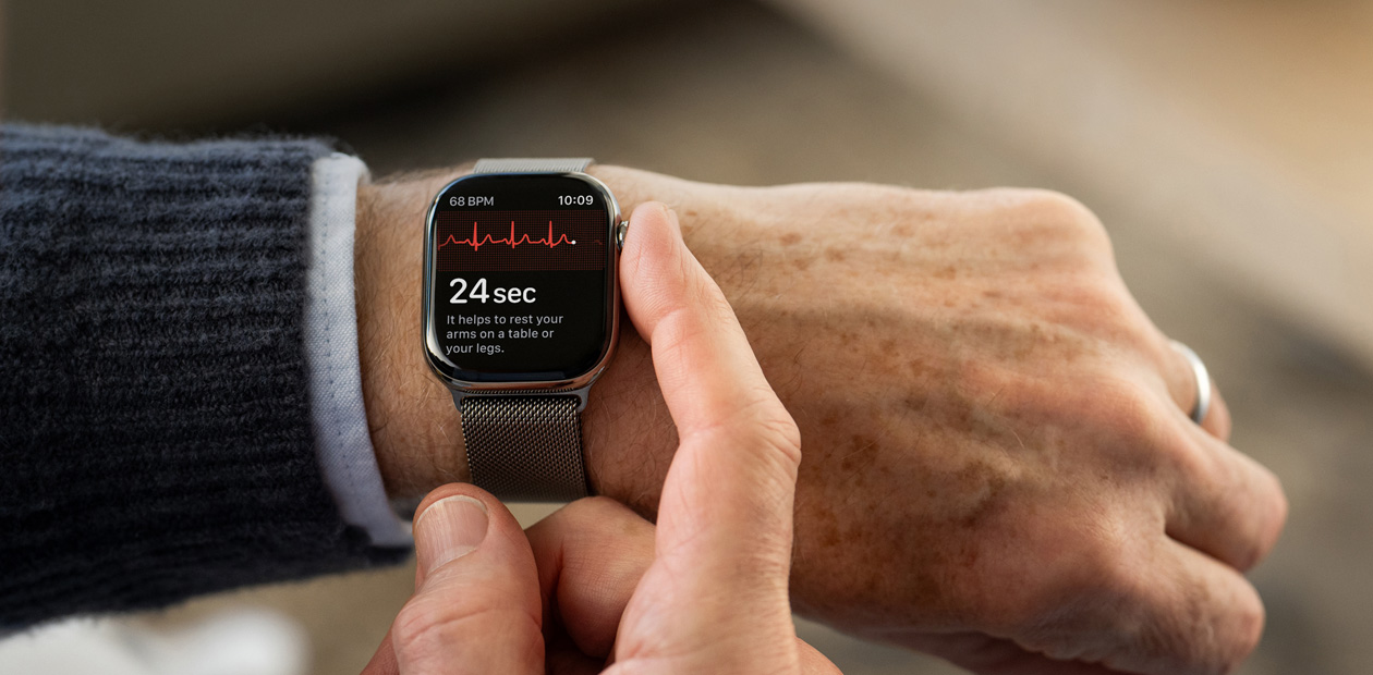 En person tager et EKG med EKG-appen på Apple Watch.
