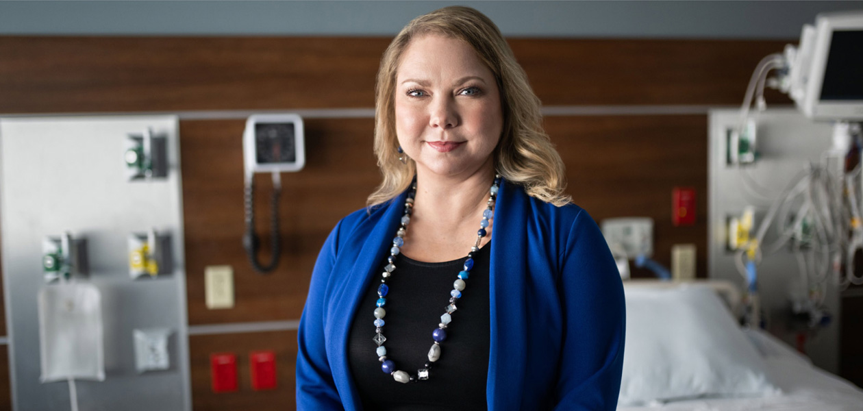 Une prestataire dans une chambre d’hôpital.