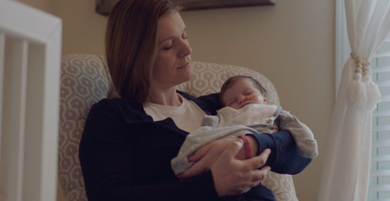 Une mère prenant soin de son bébé