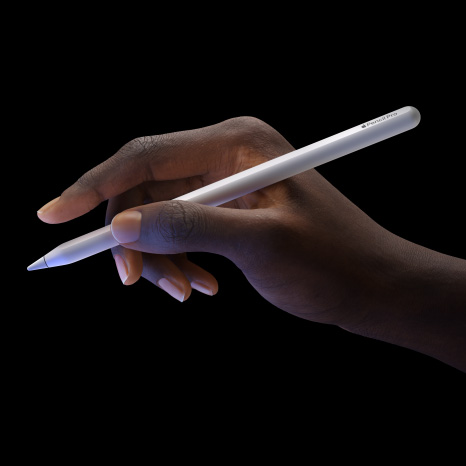 Apple Pencil Pro vist fra siden, elegant design med berøringssensor øverst, iPad Pro-skærmen har et lilla skær, en hånd demonstrerer funktionen dobbelttryk med en udstrakt pegefinger