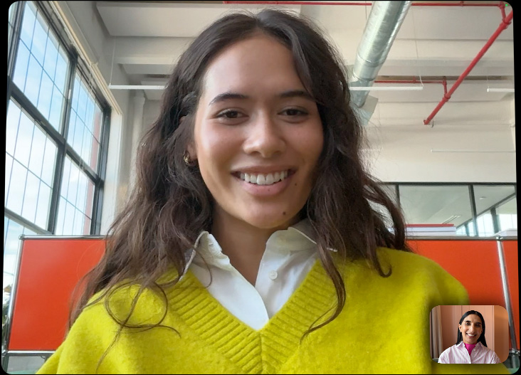 iPad Pro er fastgjort til Magic Keyboard vist forfra, skærmen viser et FaceTime-opkald, der fylder hele skærmen og fremhæver Pro-kamerasystemet