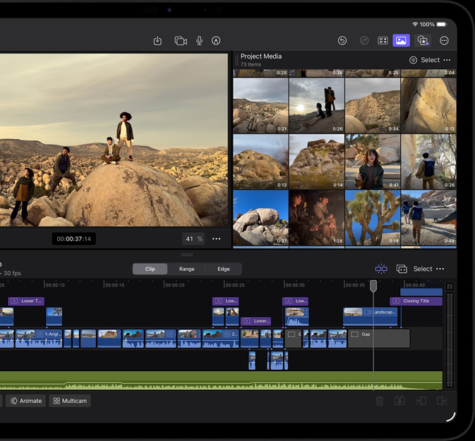 iPad Pro i space black vist forfra i vandret position, skærmen viser grænsefladen i Final Cut Pro med et åbent projekt, et billede af fire personer i et ørkenlandskab vises på skærmen sammen med flere videoklip og en tidslinje