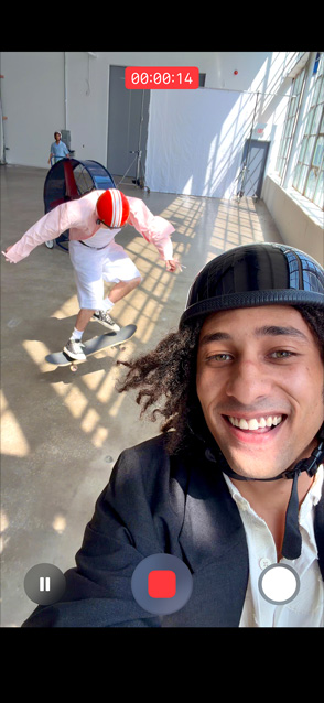 جهاز iPhone Air، الجزء الأمامي الخارجي، ميزة فيديو فائق الثبات قيد الاستخدام لالتقاط مشهد أكشن