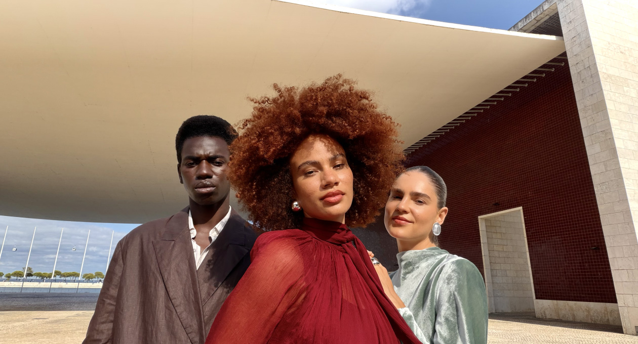 تطبيق الكاميرا في iPhone Air، نمط "في الوسط" للصور مع صورة سيلفي لثلاثة أشخاص