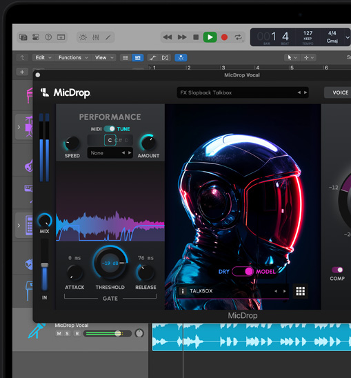 Contenido en la pantalla de una MacBook Pro que muestra el plug-in MicDrop usando funcionalidades de IA para editar una grabación de voz en Logic Pro