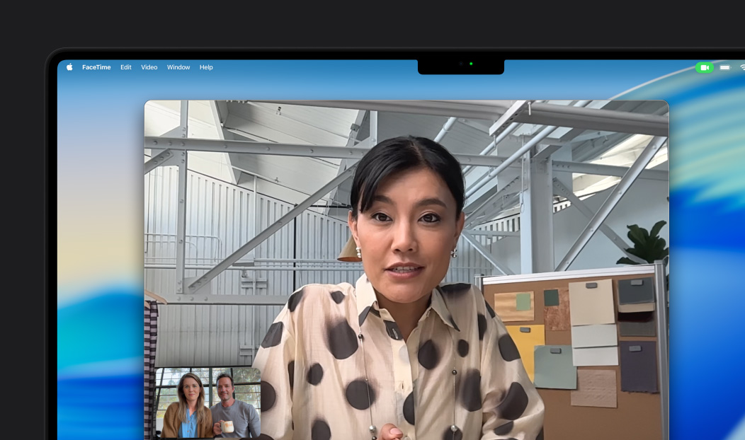 Una videollamada en una MacBook Pro, una mujer muestra retazos de tela a dos personas en la llamada, Encuadre Centrado la mantiene centrada en el encuadre